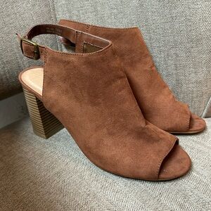 Chinese Laundry NWOB suede heeled peep toe sandals